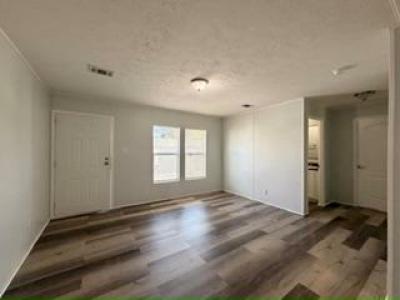 Photo 4 of 9 of home located at 2108 Greenbrier Village Pass Lakeland, FL 33810