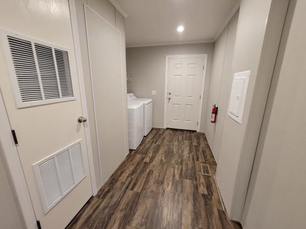 2023 Champion RA2452205 Mobile Home
