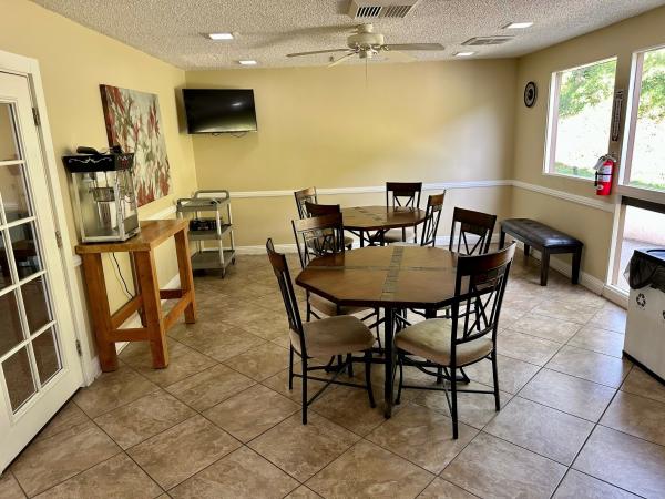 1976 Hillcrest n/a Mobile Home