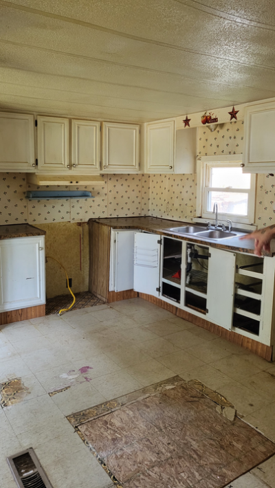 Photo 3 of 4 of home located at 3669 East Malcolm Street Bay City, MI 48706