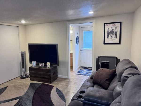 1990 Skyline Manufactured Home