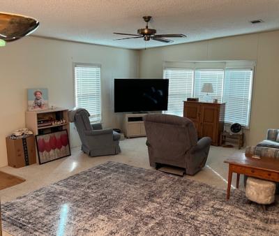 Photo 4 of 14 of home located at 520 Lake Circle Drive Plant City, FL 33565