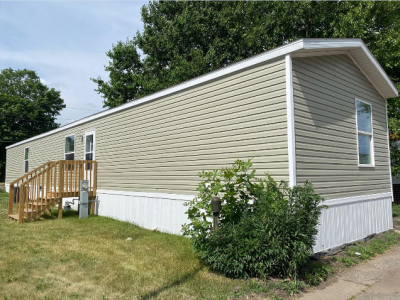 Mobile Home at 1915 Ark Ave Waterloo, IA 50703