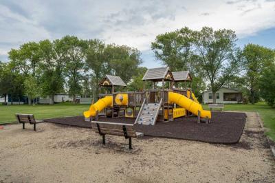 Photo 4 of 5 of home located at 199 Kingsway Dr North Mankato, MN 56003