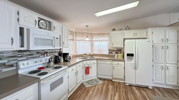 2000 Skyline Wood Manor Mobile Home