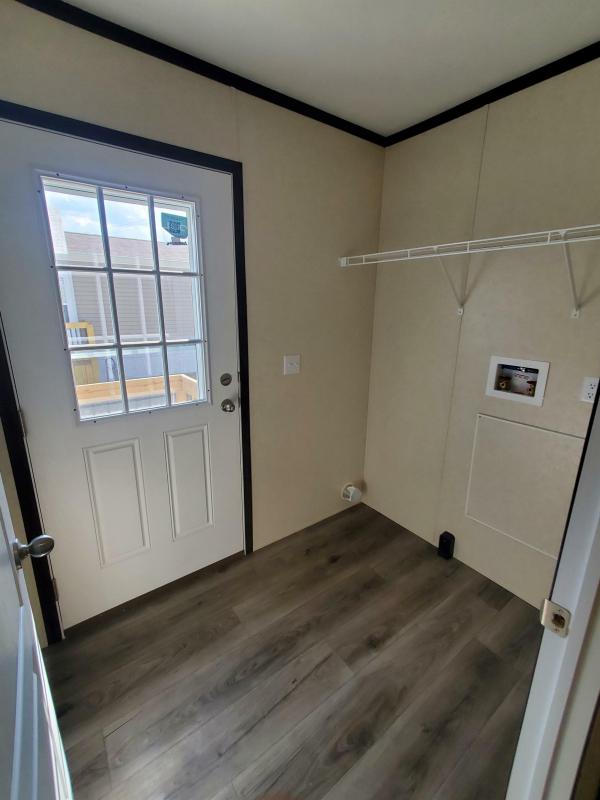 2022 Clayton Wakarusa 96AMF16763BH22   (Model Series- American Made)  Model Name - 7616-510 Farmstead  Home