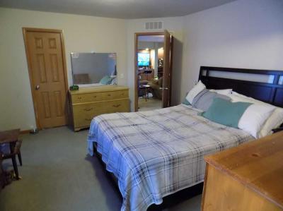 Photo 5 of 31 of home located at 24829 Frontier Circle Flat Rock, MI 48134