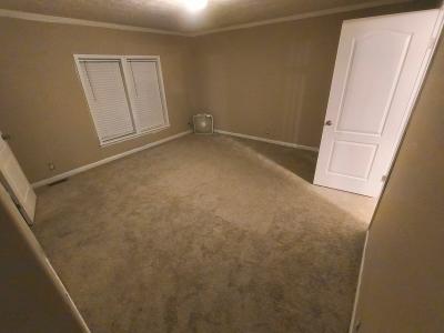 Photo 5 of 10 of home located at 16035 Caplinger Pond Rd Marion, IL 62959