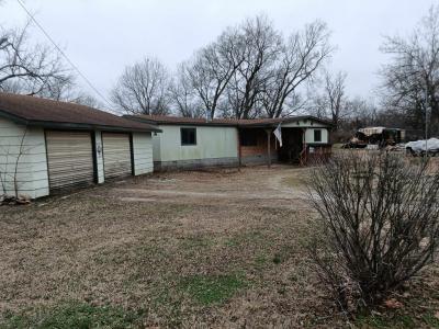 Photo 5 of 13 of home located at 301 Neosho St Humboldt, KS 66748