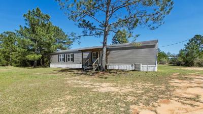 Photo 2 of 34 of home located at 1884 Bayview Ln Cottondale, FL 32431