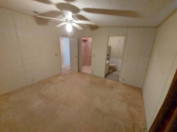 1989 Homes of Merit LW240 Manufactured Home