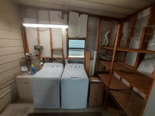 1989 Homes of Merit LW240 Manufactured Home