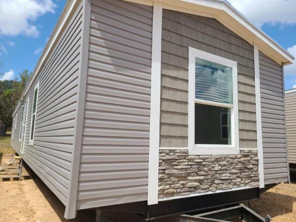 Photo 1 of 2 of home located at Mid Miss Homes & Transport Inc 906 B North Jackson Kosciusko, MS 39090