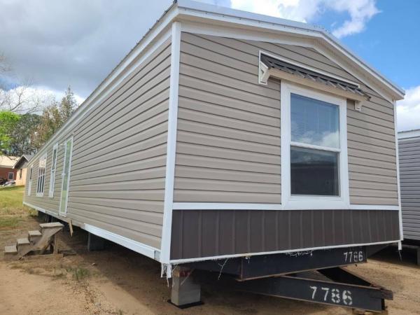 Photo 1 of 2 of home located at Mid Miss Homes & Transport Inc 906 B North Jackson Kosciusko, MS 39090