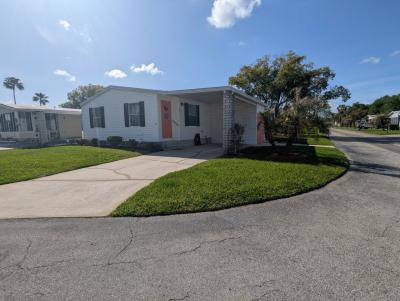 Photo 2 of 10 of home located at 24 E Hampton Dr Auburndale, FL 33823