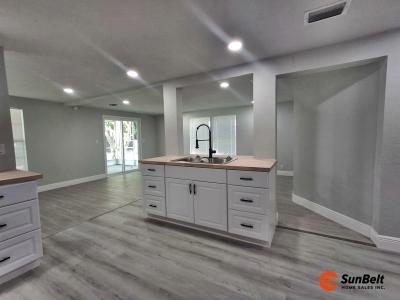 Photo 4 of 30 of home located at 3441 S Pine Avenue Ocala, FL 34471