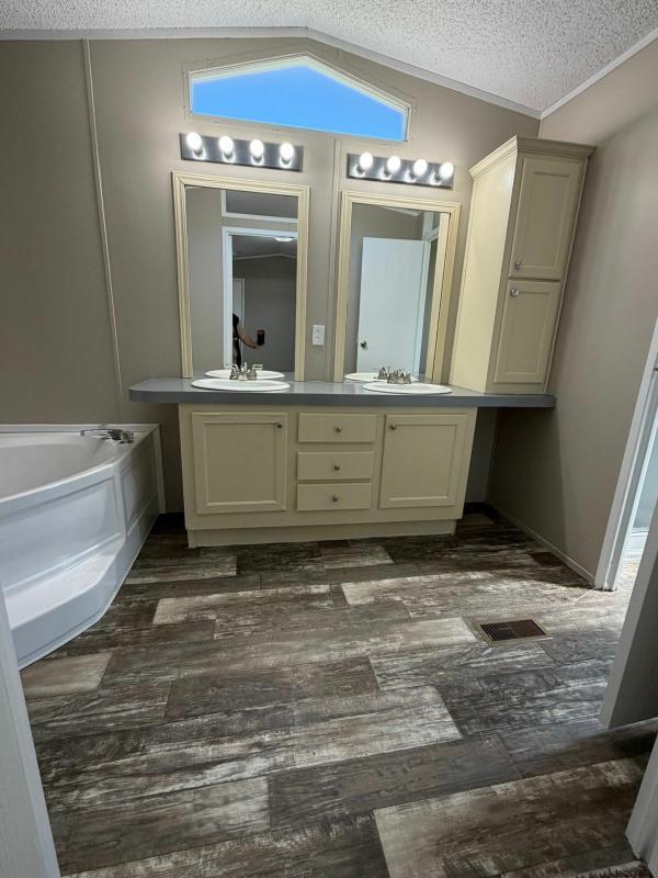 2005 American Homestar Corp Oak Creek Mobile Home