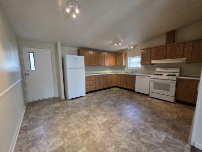 Photo 3 of 9 of home located at 40 Greenleaf Court Flint, MI 48506