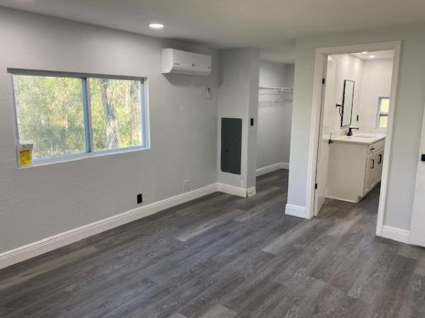 1976 Hillcrest Manufactured Home