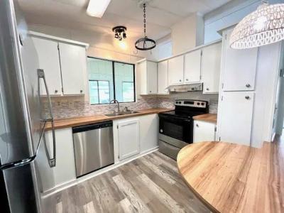 Photo 3 of 9 of home located at 2421 Lakeside Dr Leesburg, FL 34788