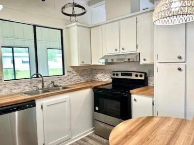 Photo 4 of 9 of home located at 2421 Lakeside Dr Leesburg, FL 34788