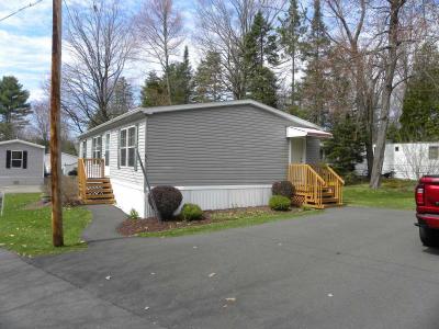 Photo 4 of 26 of home located at 51 Cresent City Mhp Clifton Park, NY 12065