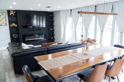 Photo 5 of 28 of home located at 10550 W State Road 84 Davie, FL 33324