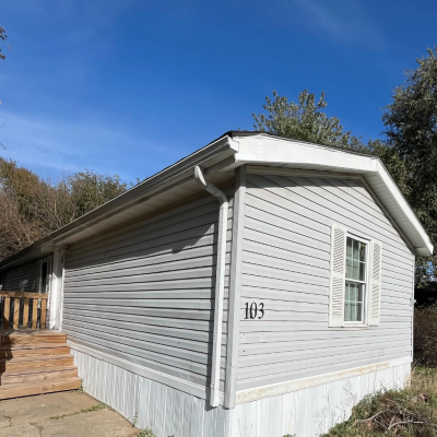 Mobile Home at 103 E Apple Blossom Ln Wellington, KS 67152