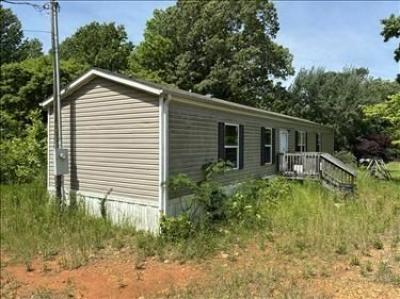 Photo 2 of 9 of home located at 1015 Loggins Rd Charlotte, TN 37036