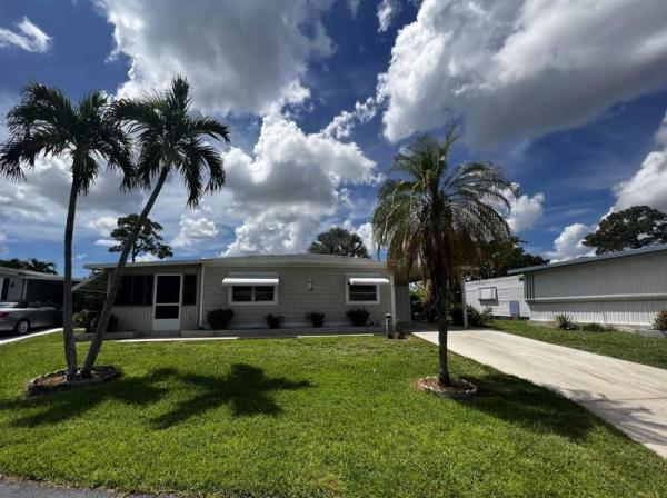 Photo 1 of 2 of home located at 4428 Royal Manor Blvd, Lot #233 Boynton Beach, FL 33436