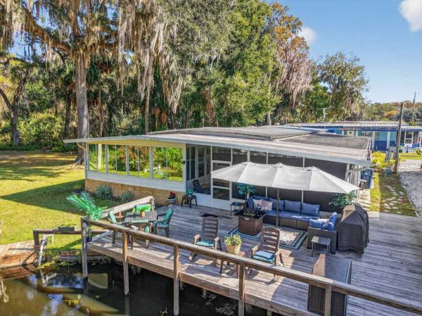 Photo 1 of 2 of home located at 162 Tara Drive Tavares, FL 32778