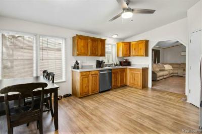 Photo 5 of 16 of home located at 372 Holly Glen Monroe, MI 48161