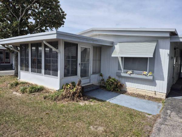 Photo 1 of 2 of home located at 135 Lakeview Dr Leesburg, FL 34788