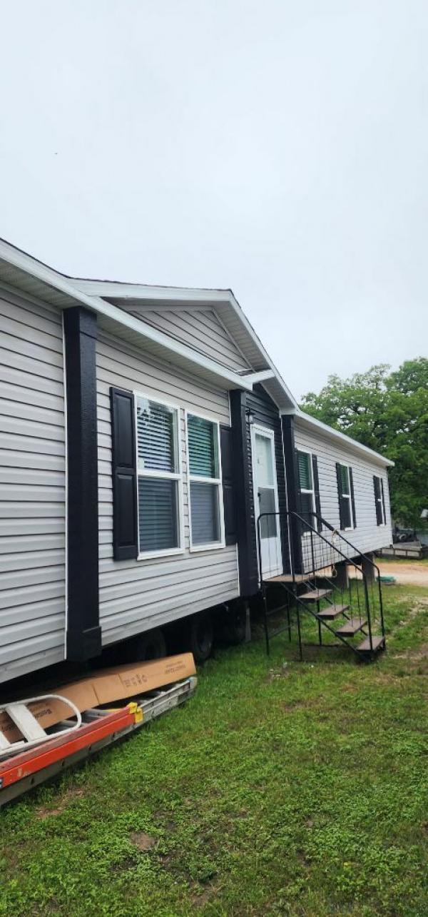 Photo 1 of 2 of home located at Apple Mobile Home Express Inc. 2416 N Highway 175 Seagoville, TX 75159