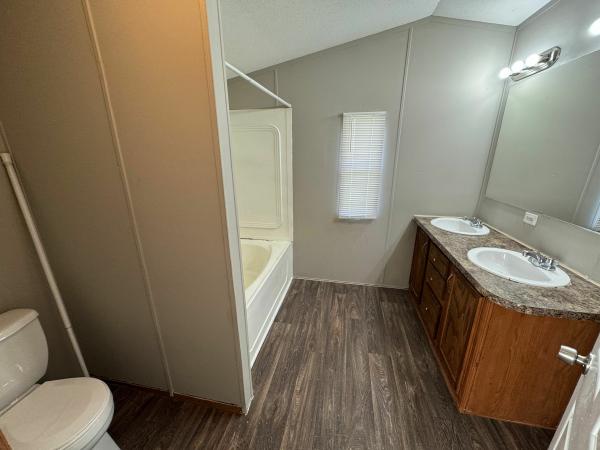 2010 Clayton Homes Inc Yes Mobile Home