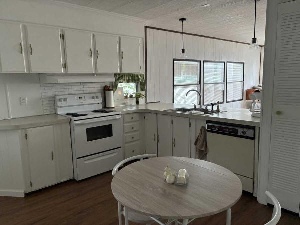 1982 Windsor 2br- 1ckfl- 1ba Mobile Home