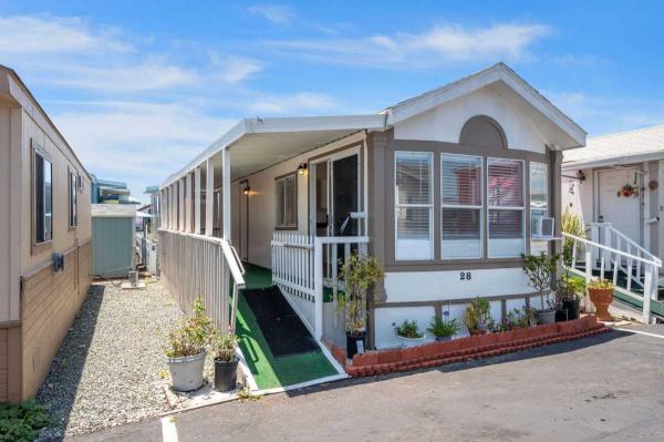 2004 FLEETWOOD Mobile Home For Sale
