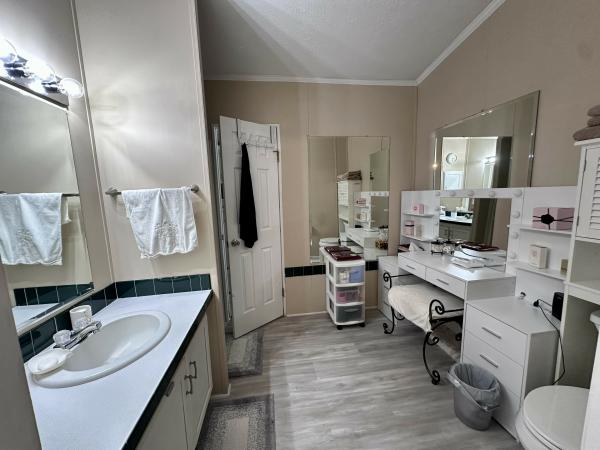 2000 Skyline Wood Manor Mobile Home