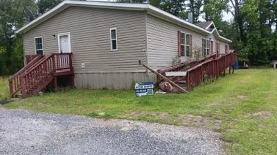 Photo 5 of 14 of home located at 5081 County Line Rd Ravenel, SC 29470