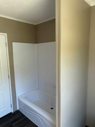 Photo 4 of 11 of home located at 801 Mountain Parkway Spur #8994 Campton, KY 41301