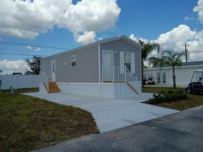 Photo 2 of 11 of home located at 30 North Lakeside Lake Placid, FL 33852
