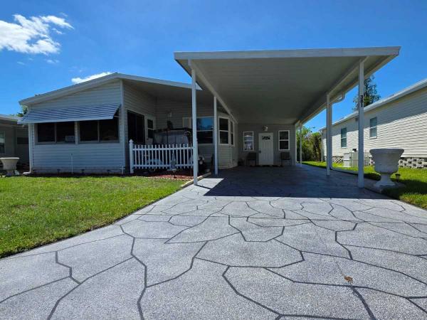 Photo 1 of 2 of home located at 381 Lake Erie Lane Mulberry, FL 33860