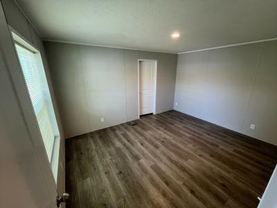 Photo 5 of 10 of home located at 2419 W. Dundee Dr. Findlay, OH 45840