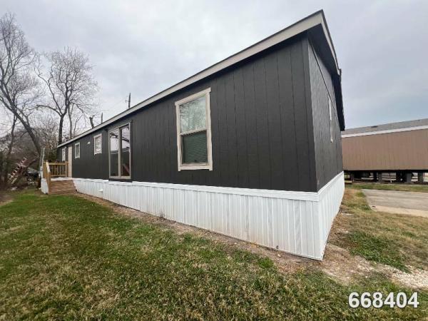 Photo 1 of 2 of home located at Green Acres Mfg Home Park 13501 Hooter Rd Houston, TX 77047