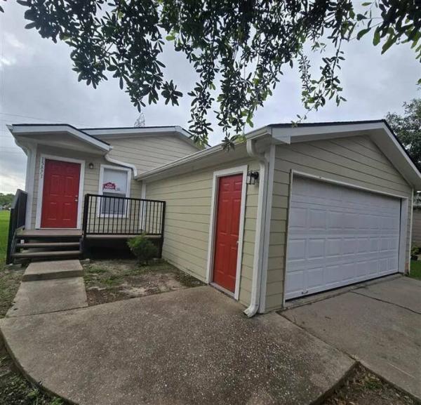 Photo 1 of 2 of home located at 15871 Clarke Springs Drive Houston, TX 77053