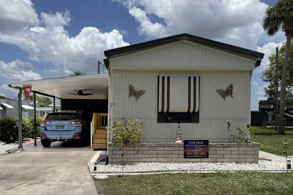 Photo 1 of 2 of home located at 29 Lakeview Dr Palmetto, FL 34221