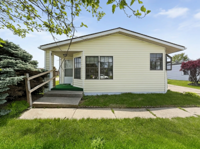 Photo 2 of 34 of home located at 20738 Gaslight Clinton Township, MI 48036