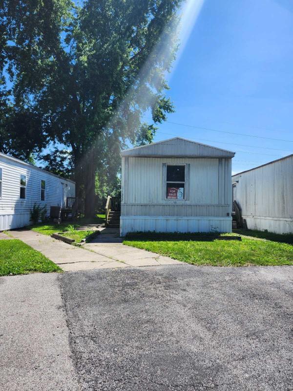 Photo 1 of 2 of home located at 3801 Lake Dr Lot 332 Granite City, IL 62040