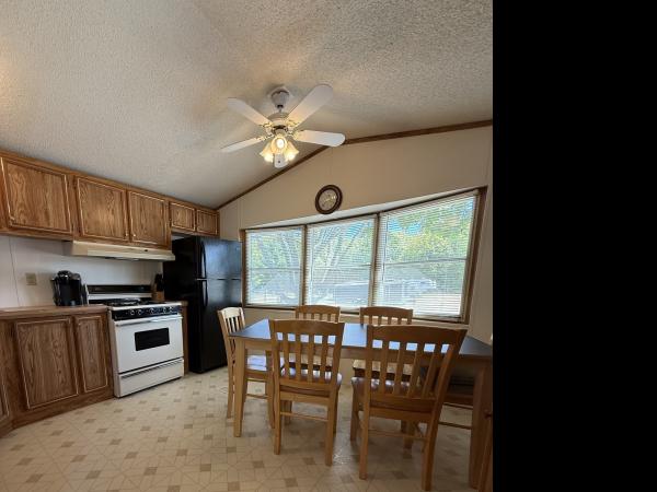 1990 Commodore NP31105 Mobile Home