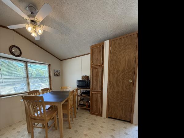 1990 Commodore NP31105 Mobile Home